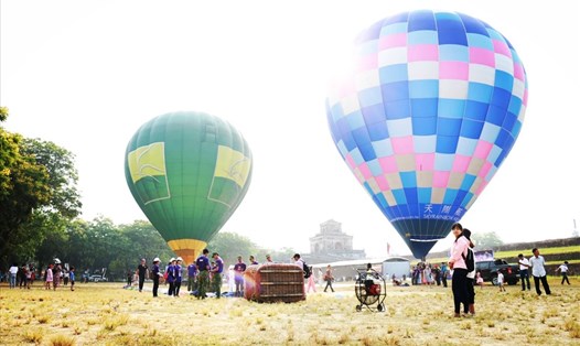 Các đội tham gia lễ hội khinh khí cầu có mặt từ rất sớm để chuẩn bị các dụng cụ, trang bị.