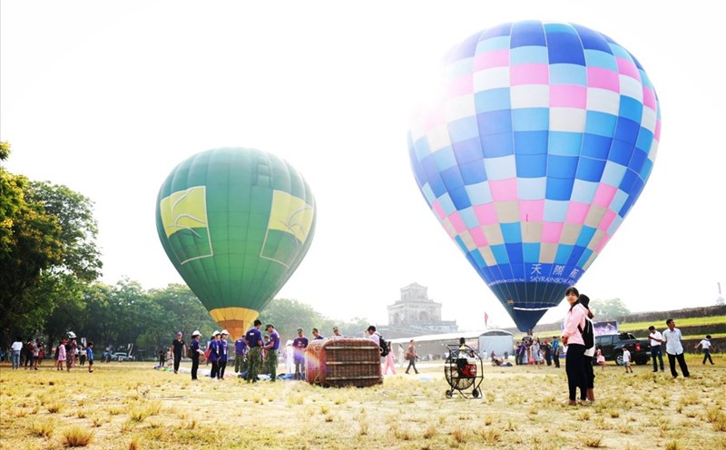 Các đội tham gia lễ hội khinh khí cầu có mặt từ rất sớm để chuẩn bị các dụng cụ, trang bị.