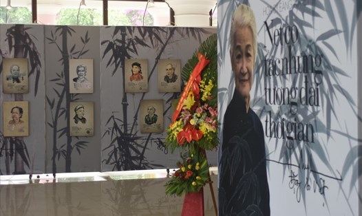 Họa sĩ Đặng Ái Việt cùng với 134 tác phẩm về Mẹ Việt Nam anh hùng.
