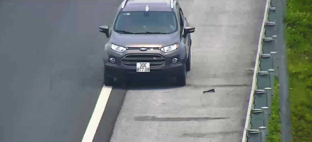 Hình ảnh chiếc xe ôtô cố tình đi ngược chiều trên đường cao tốc.