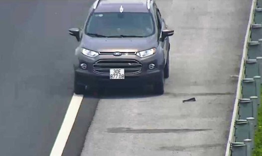 Hình ảnh chiếc xe ôtô cố tình đi ngược chiều trên đường cao tốc.