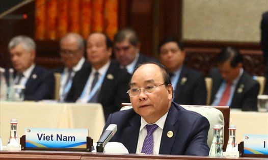 Thủ tướng Nguyễn Xuân Phúc dự hội nghị bàn tròn. Ảnh: VGP