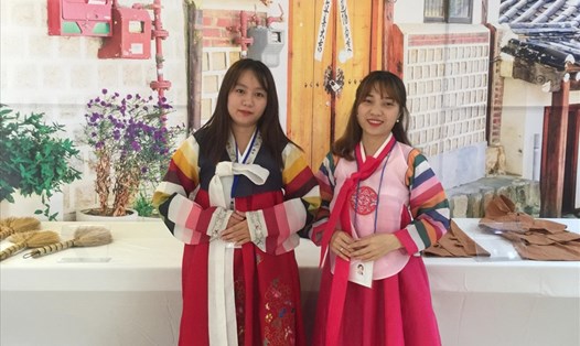 Trang phục truyền thống của Hàn Quốc được các bạn trẻy yêu thích, ướm thử tại không gian lễ hội.