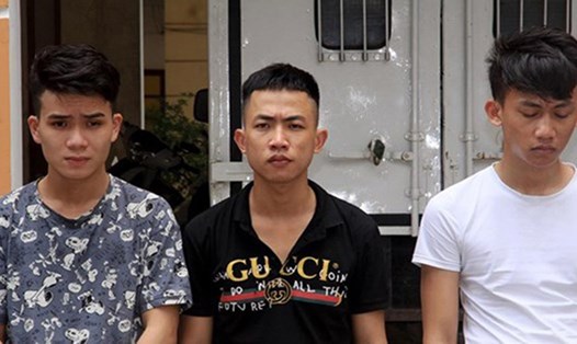 Đối tượng Nguyễn Hữu Tiến (ở giữa) được cho là người cầm đầu nhóm tin tặc