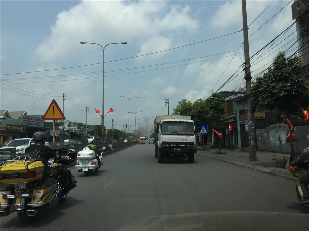 Bất chấp nguy hiểm cho người khác, tài xế cho chiếc xe tải chạy ngược chiều trên đoạn đường đông xe qua lại. Ảnh: CTV