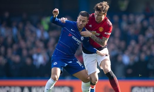Eden Hazard (áo xanh) sẽ gây ra nhiều khó khăn cho Lindelof (áo đỏ) và các đồng đội. Ảnh: Manchester Evening News