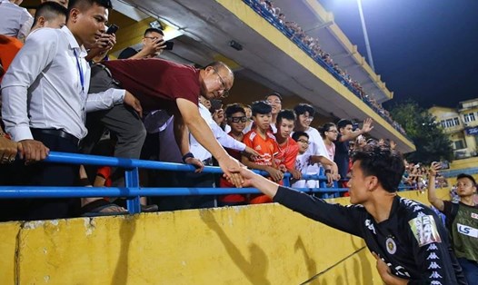 HLV Park Hang-seo và thủ môn Bùi Tiến Dũng có cuộc gặp gỡ ngắn ngủi tại sân Hàng Đẫy tối 27.4. Ảnh: Minh Hoàng 