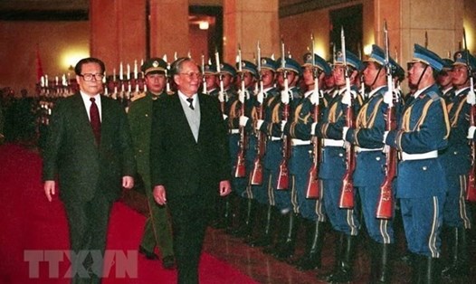 Chủ tịch Nước Lê Đức Anh và Chủ tịch Trung Quốc Giang Trạch Dân duyệt đội danh dự tại lễ đón ở Đại Lễ đường nhân dân, thủ đô Bắc Kinh, ngày 9.11.1993, trong chuyến thăm hữu nghị chính thức Trung Quốc từ 9-15.11.1993. Ảnh: TTXVN.