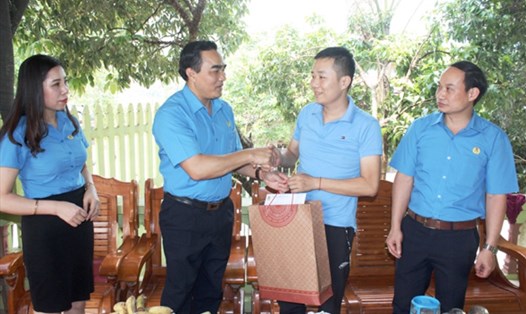 Chủ tịch LĐLĐ tỉnh Nguyễn Hữu Long tặng quà cho NLĐ khó khăn.