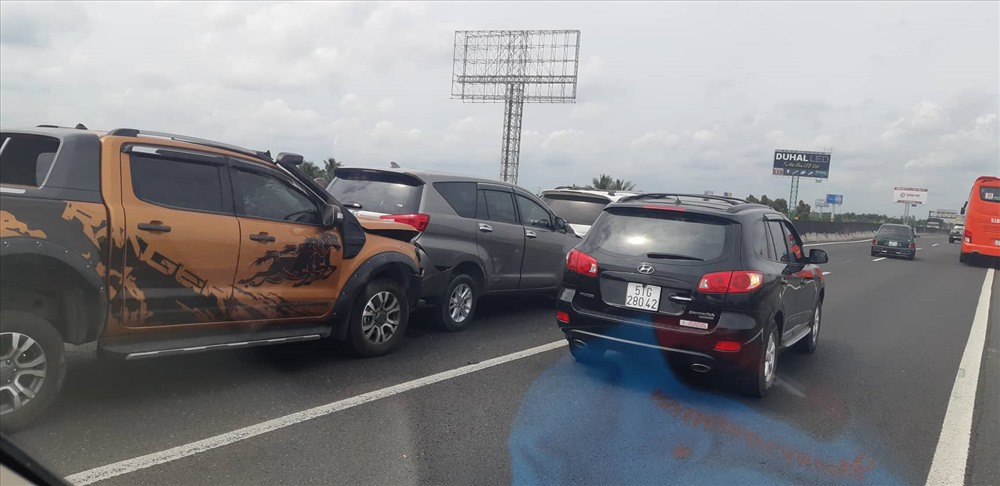 8 ô tô con tông liên hoàn vào nhau, dẫn đến cao tốc TP.HCM - Trung Lương kẹt cứng trong ngày nghỉ lễ đầu tiên.