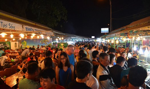 Du khách như trẩy hội tại Chợ đêm Phú Quốc. Ảnh: Lục Tùng