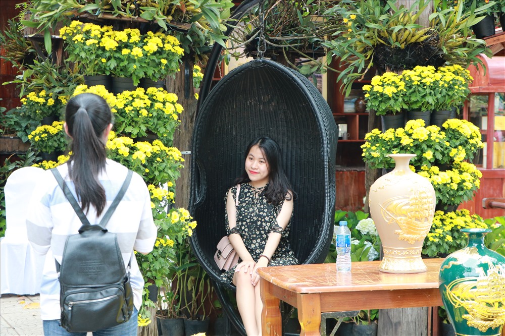 Du khách chụp ảnh lưu niệm tại không gian hoa.