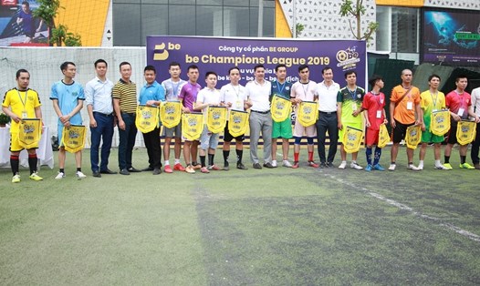 2 cựu danh thủ Đặng Phương Nam, Phạm Như Thuần và BTC chụp hình lưu niệm cùng các đội bóng.