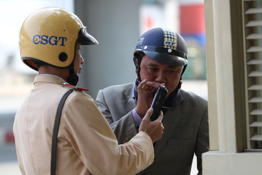 CSGT TP. Hà Nội kiểm tra nồng độ cồn của người tham gia giao thông. Ảnh minh hoạ: HẢI NGUYỄN
