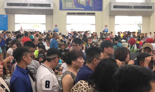 Hàng ngàn du khách chen chúc nhau đợi mua vé tại cảng Tuần Châu. Ảnh: N.H