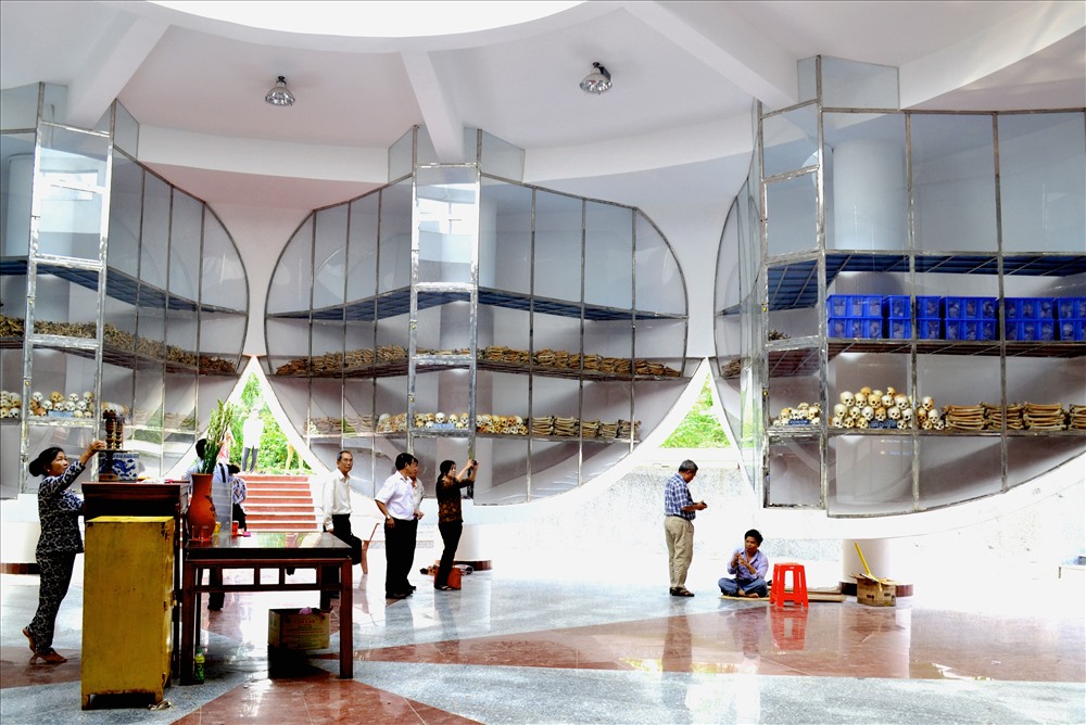 Một góc trưng bày trong Nhà mồ mới. Ảnh: Lục Tùng