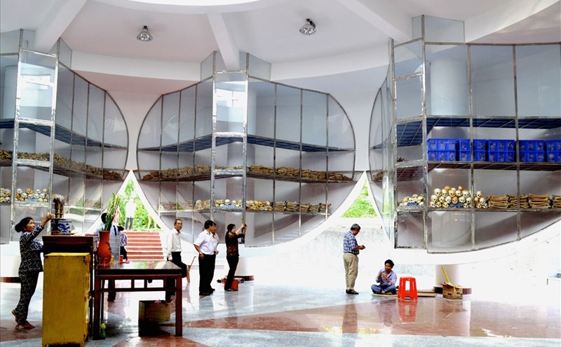 Một góc trưng bày trong Nhà mồ mới. Ảnh: Lục Tùng