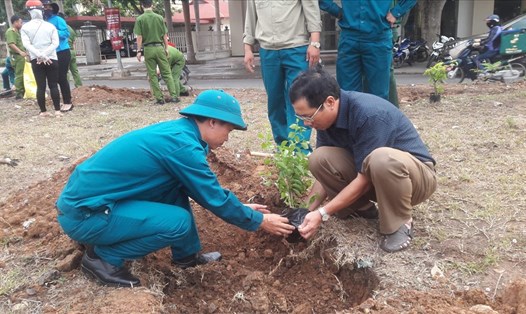 Ông Nguyễn Hữu Dũng - Chủ tịch thị trấn Lao Bảo cùng các ban ngành trồng hoa giấy ở một tuyến phố tại Lao Bảo