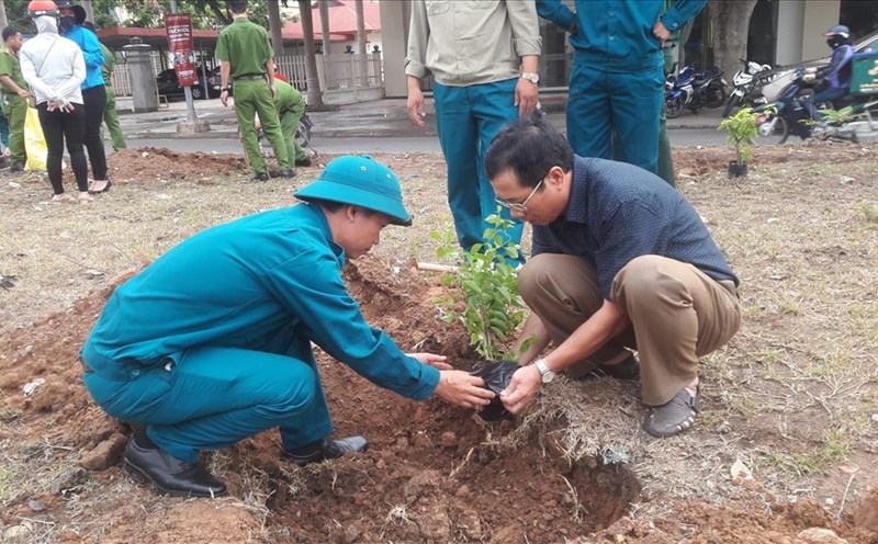 Ông Nguyễn Hữu Dũng - Chủ tịch thị trấn Lao Bảo cùng các ban ngành trồng hoa giấy ở một tuyến phố tại Lao Bảo