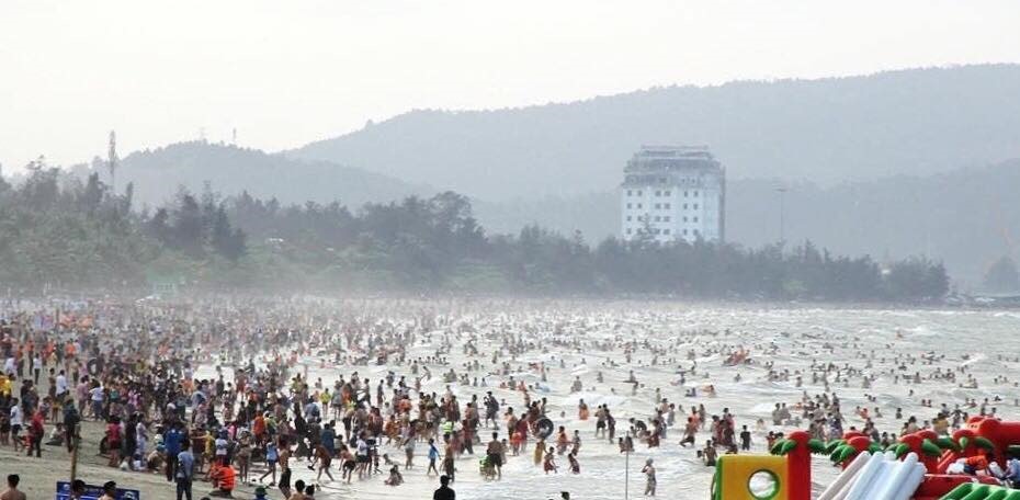 Cửa Lò chật kính người trong ngày 28.4.