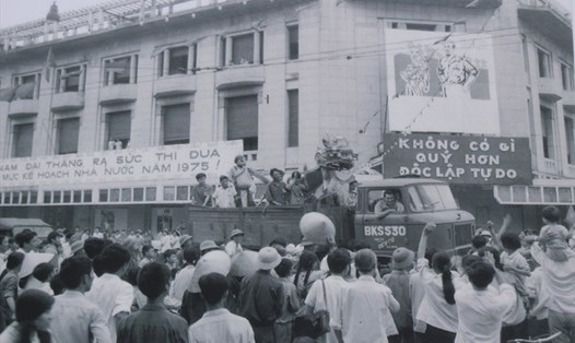 Sau khi nghe tin Sài Gòn giải phóng, hàng chục vạn thanh niên thủ đô Hà Nội đã đổ ra đường reo hò.