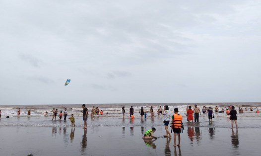 Khách du lịch tắm biển Đồ Sơn, Hải Phòng trong chiều ngày 28.4. 