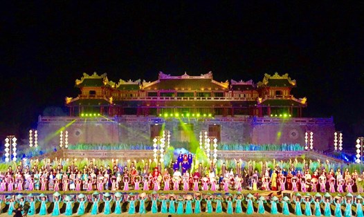 Toàn cảnh Lễ hội áo dài tại Ngọ Môn, Đại Nội Huế. Ảnh: PĐ.