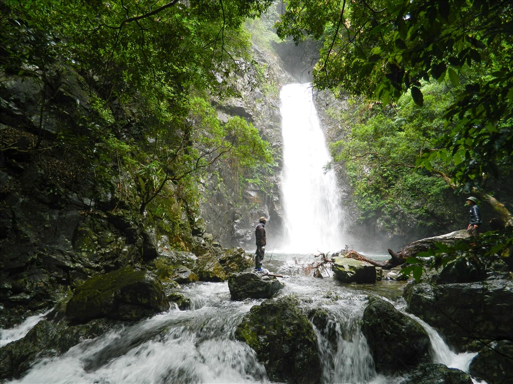 Thác nước đẹp trên đường lên đỉnh Voi Mẹp. 