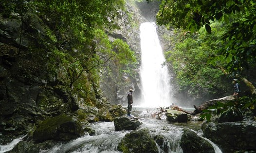 Thác nước đẹp trên đường lên đỉnh Voi Mẹp.