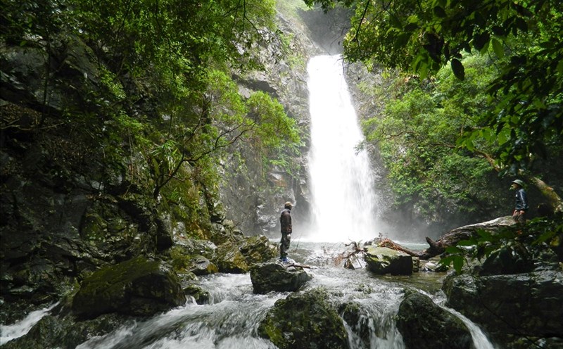 Thác nước đẹp trên đường lên đỉnh Voi Mẹp.