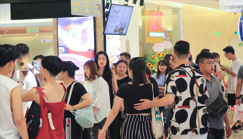 Nhiều gia đình lựa chọn ở lại Thủ đô Hà Nội trong dịp nghỉ lễ 30/4-1/5 thay vì đi chơi xa.