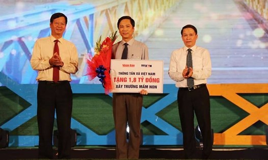 Lãnh đạo tỉnh Quảng Trị nhận món quà 1,8 tỉ đồng để xây trường mầm non. Ảnh: TT.