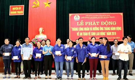 Bà Trần Thị Vân - Chủ tịch LĐLĐ huyện Quảng Trạch trao hỗ trợ cho NLĐ. Ảnh: Lê Phi Long