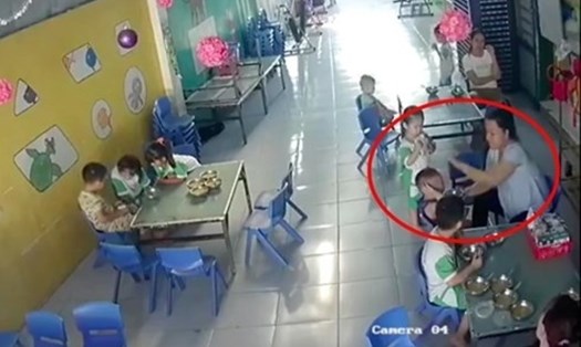 Hình ảnh cô giáo đánh trẻ khi cho ăn. 