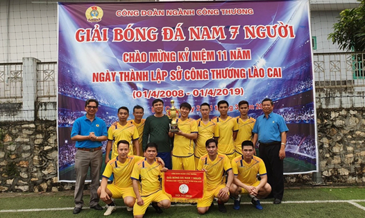Phó Chủ tịch LĐLĐ tỉnh Lào Cai Vũ Đức Chung (phải) trao cúp cho đội vô địch.