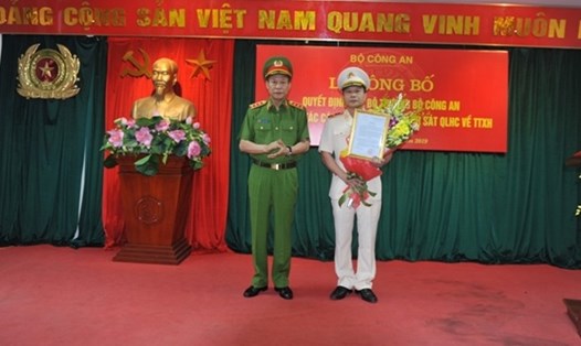 Thượng tướng Lê Quý Vương trao quyết định và chúc mừng Thiếu tướng Vũ Xuân Dung. Ảnh: Chinhphu.vn 