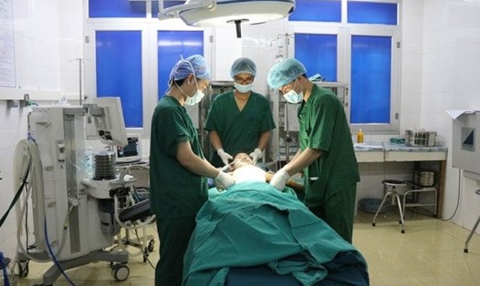 Bác sĩ Bệnh viện Đa khoa tỉnh đang phẫu thuật xử lý vết thương cho bệnh nhi 