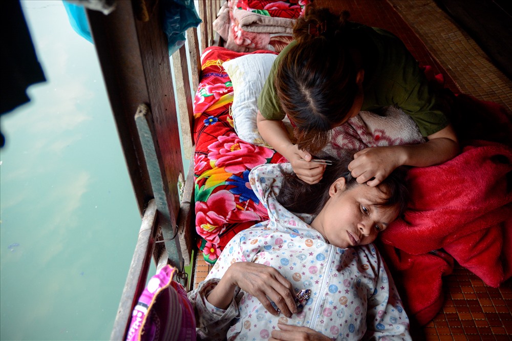 Điều đặc biệt là những người đến thuê trọ ở đây không phải người xa lạ từ những tình thành khác nhau lên Hà Nội kiếm việc làm mà họ chủ yếu là người nhà, hàng xóm láng giềng, những người cùng quê, Chính điều đó đã khiến họ dễ dàng sẻ chia, giúp đỡ lẫn nhau. 