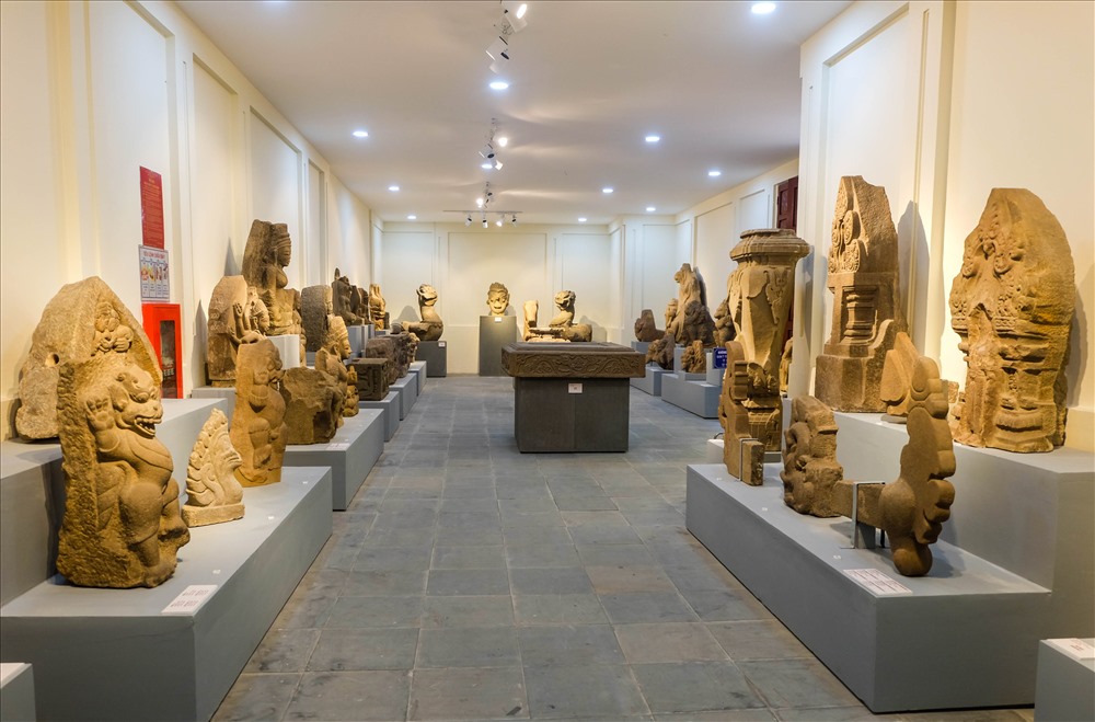 Không gian trưng bày Kho mở của Bảo tàng điêu khắc Chăm Đà Nẵng. 