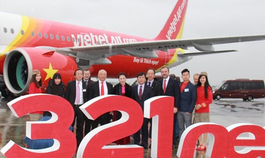 Chủ tịch Quốc hội Việt Nam Nguyễn Thị Kim Ngân, các lãnh đạo cấp cao của Quốc hội Việt Nam và đại diện lãnh đạo của Vietjet, Airbus cắt băng khai trương tàu bay A321neo. Ảnh PV