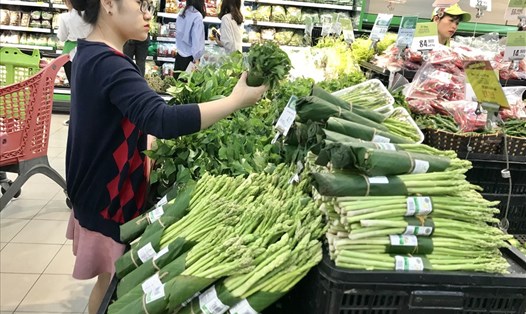 Hà Nội: Lá chuối thay thế cho túi nilon ngập tràn ở siêu thị 