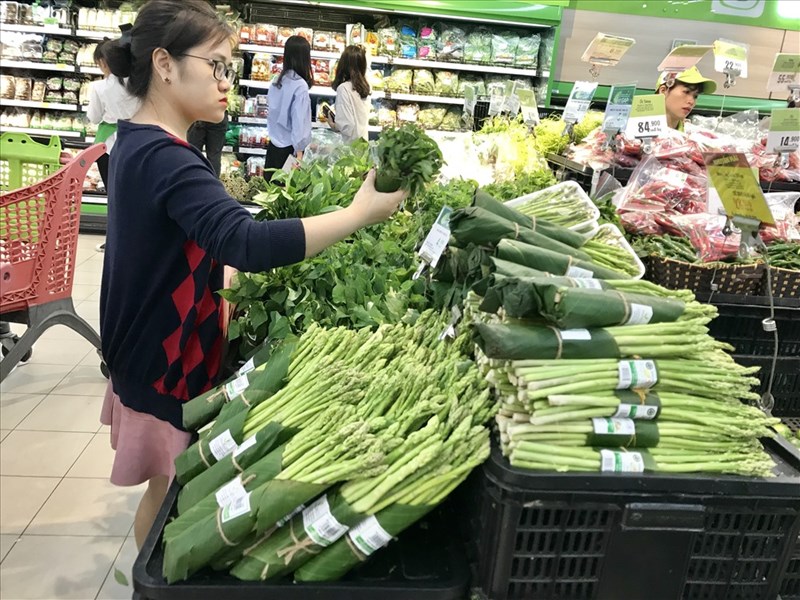 Sau TPHCM đến lượt Hà Nội: Lá chuối thay thế cho túi nilon ở siêu thị