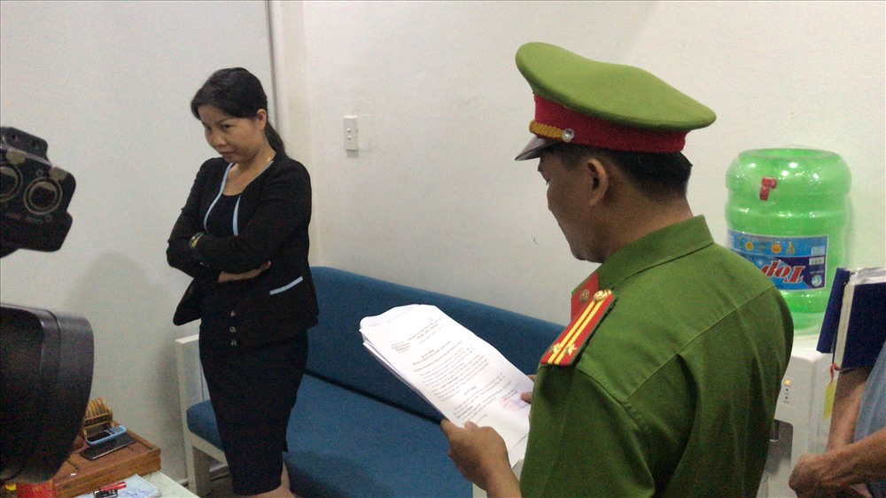 Công an đọc lệnh bắt tạm giam bà Thuận. 