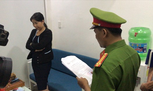 Công an đọc lệnh bắt tạm giam bà Thuận. 