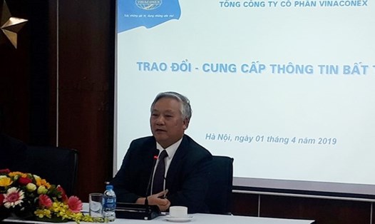 Chủ tịch HĐQT Vinaconex Đào Ngọc Thanh (bên phải ảnh) xuất hiện trong buổi chia sẻ thông tin với cổ đông và báo chí. Ảnh: T.C