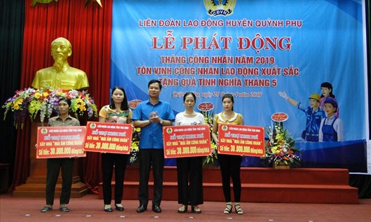 Phó Chủ tịch LĐLĐ tỉnh Thái Bình Nguyễn Thái Dương trao 4 Mái ấm Công đoàn cho đoàn viên huyện Quỳnh Phụ.