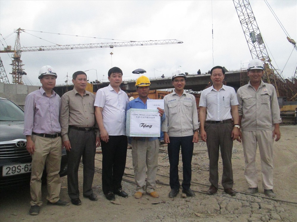 Đồng chí Quách Xuân Vinh (thứ 3 từ trái sang) trao quà cho tập thể cán bộ, kỹ sư, công nhân lao động trên công trường. Ảnh: V.C  