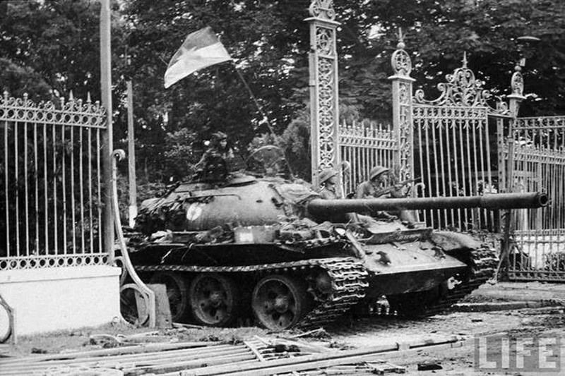Khám phá những hình ảnh ấn tượng của các chiến đấu cơ và xe tăng tại Đinh Độc Lập. Được xem là một trong những biểu tượng quan trọng của Việt Nam, chiếc xe tăng sẽ khiến bạn bị cuốn hút bởi vẻ mạnh mẽ và uy lực của nó.