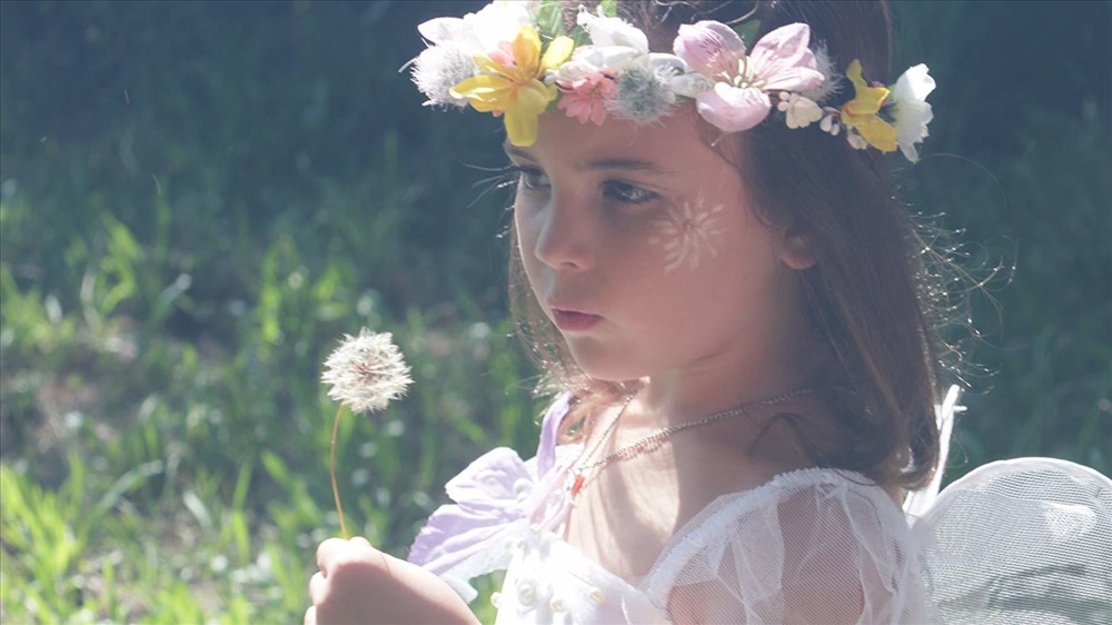 Alexandra Rachael Rabe trong bộ phim "Wishes" do chính mẹ cô bé quay phim và đạo diễn. 