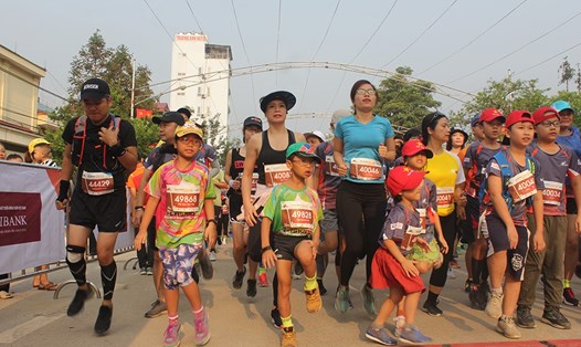 Hơn 1000 VĐV tham gia giải marathon quốc tế ”Chạy trên cung đường hạnh phúc” lần thứ III. Ảnh: PV.